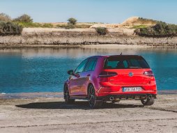 Automobili Volkswagen Golf GTI
