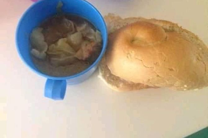 Kupus u plastičnoj čaši tiršova Kupus u plastičnoj čaši tiršova