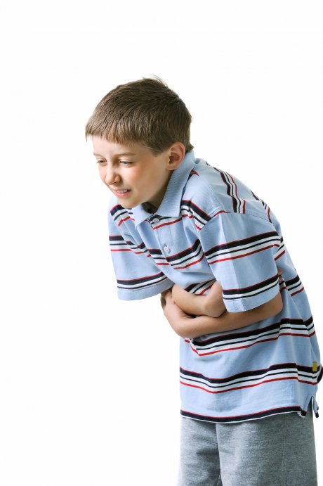 Bol u stomaku, dete se drži za stomak, decak trovanje, virus, povracanje Bol u stomaku, dete se drži za stomak, decak trovanje, virus, povracanje