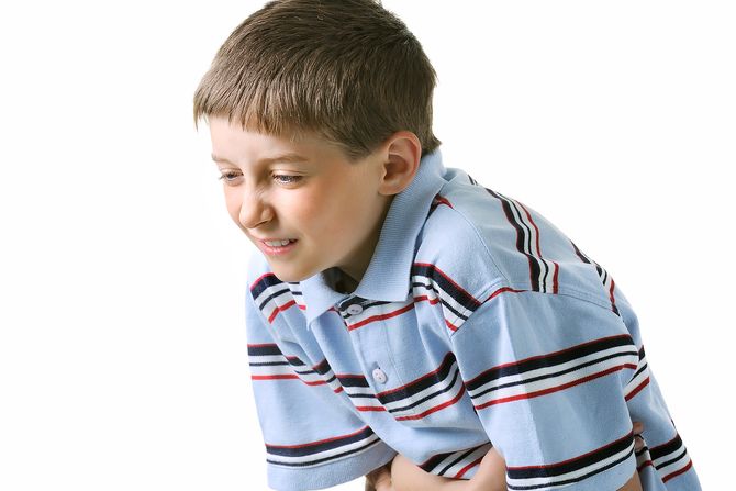 Bol u stomaku, dete se drži za stomak, decak trovanje, virus, povracanje Bol u stomaku, dete se drži za stomak, decak trovanje, virus, povracanje