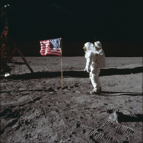 Astronaut Baz Oldrin stoji pored Američke zastave na Mesecu