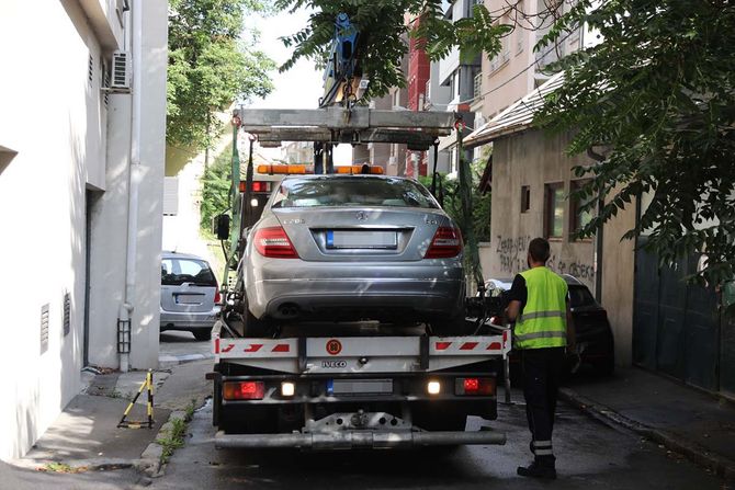 Pucnjava na Zvezdari, zvezdara, policija, uvidjaj, odnosenje automobila, pauk