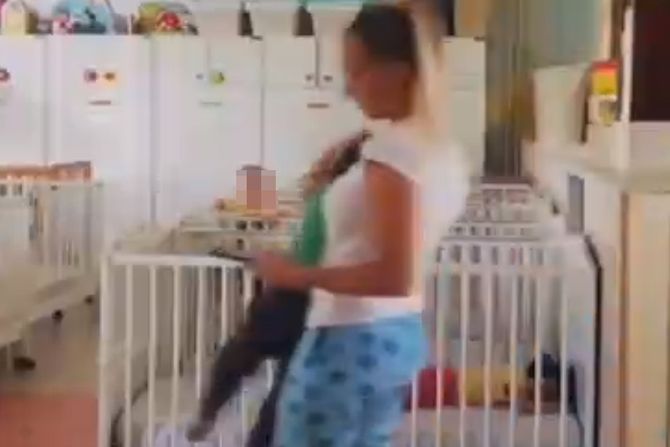 Zvečanska, vaspitačica neprimerno se odnosi sa decom Zvečanska, vaspitačica neprimerno se odnosi sa decom