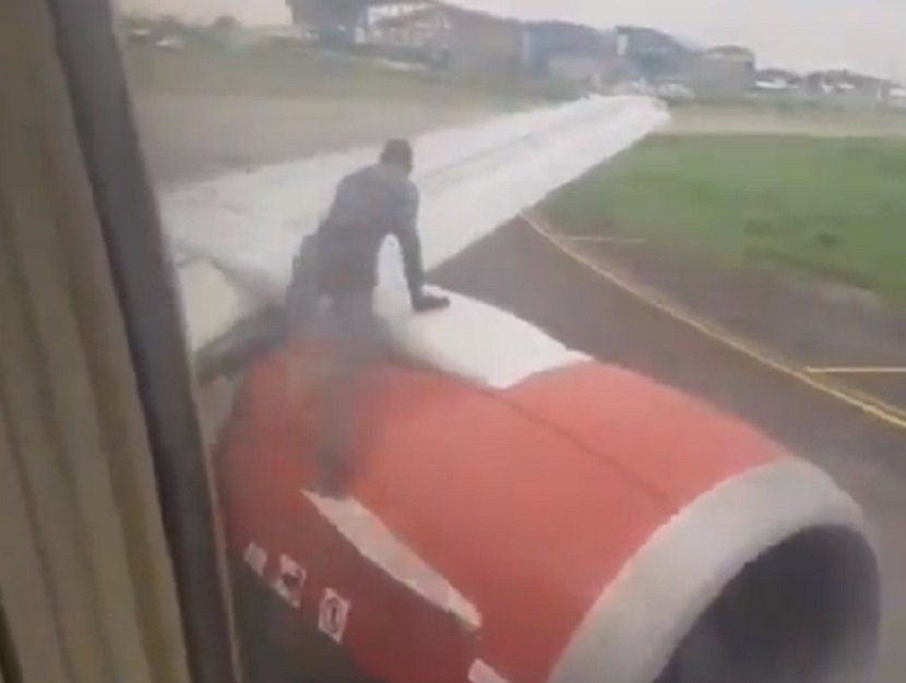 Nigerija, muškarac se popeo na avion