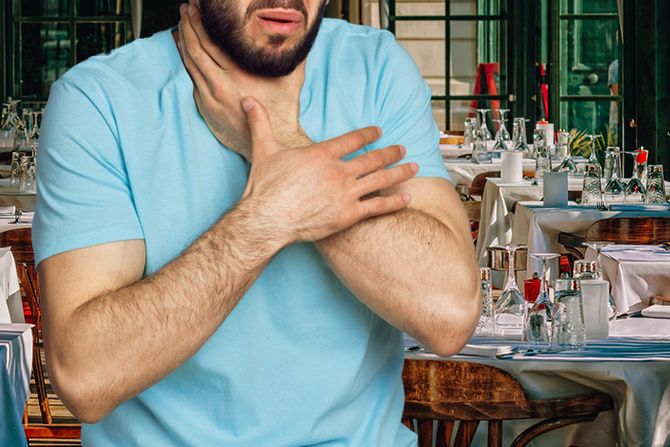 Covek se davi od hrane u restoranu Covek se davi od hrane u restoranu