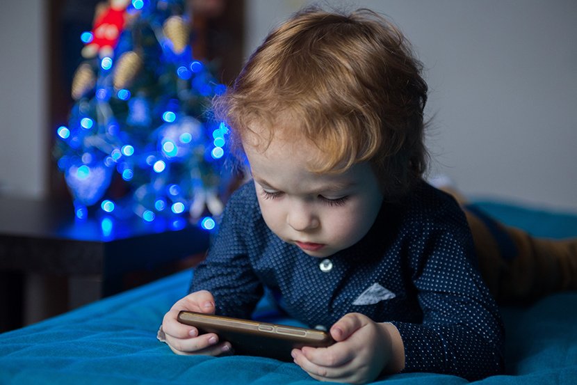 Dete igra igrice na telefonu Dete igra igrice na telefonu