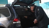"Vozim 2 tepiha i TV": Hteo da pređe Horgoš sa blokiranim vratima na kombiju, carinici mu našli "paprenu" robu