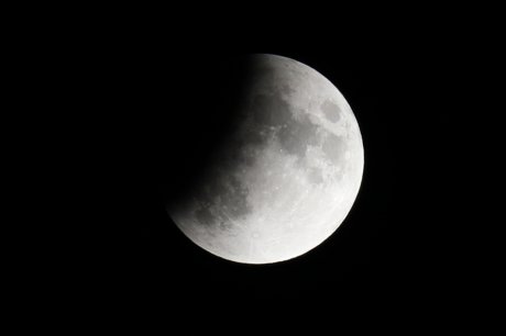 Delimično pomračenje meseca