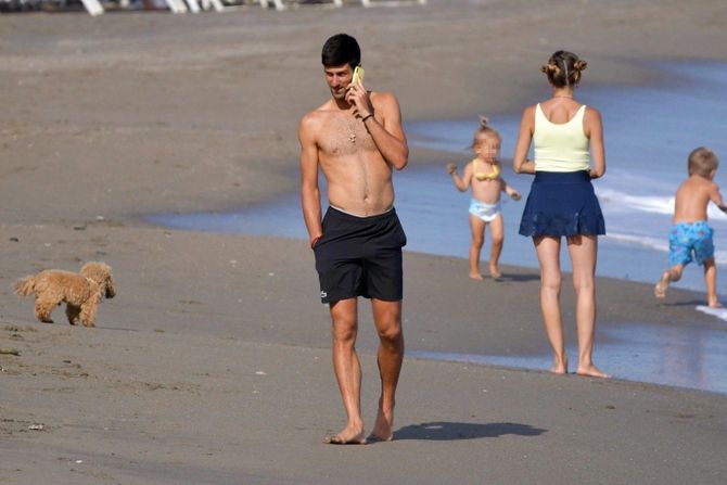 Novak Djokovic photographed with wife and kids on beach in Spain (PHOTOS) - Telegraf.rs