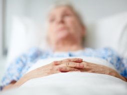 Starica, baba, zena u krevetu, bolnica, bolnički krevet, mrtva, umire