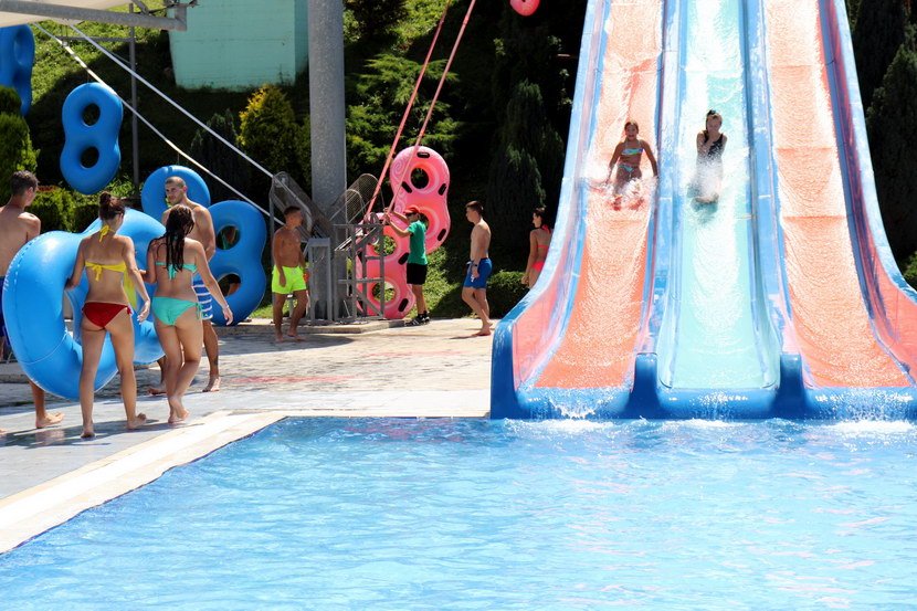 Spas od vrućine danas je na bazenima Akvaparka u Jagodini pronašlo oko 4.000 ljudi