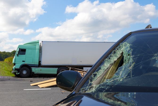 Saobracajna nesreca, sudar kamiona i automobila