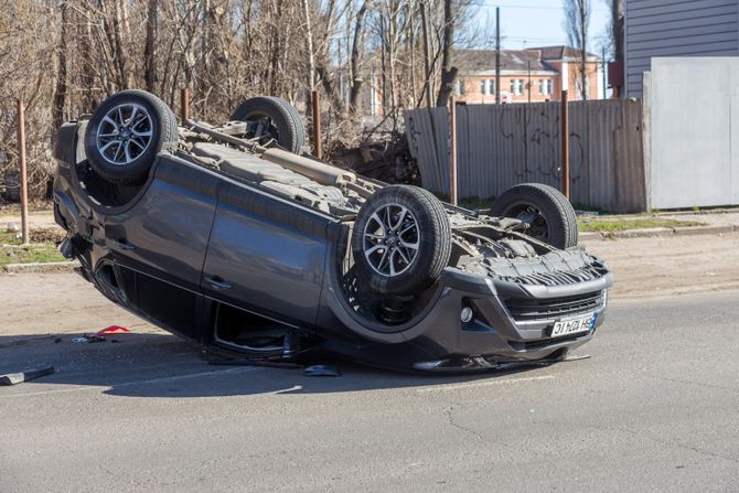 Saobracajna nesreca, prevrnut automobil