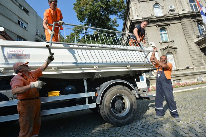 Uklanjanje zaštitne ograde ispred zgrade Predsednistva