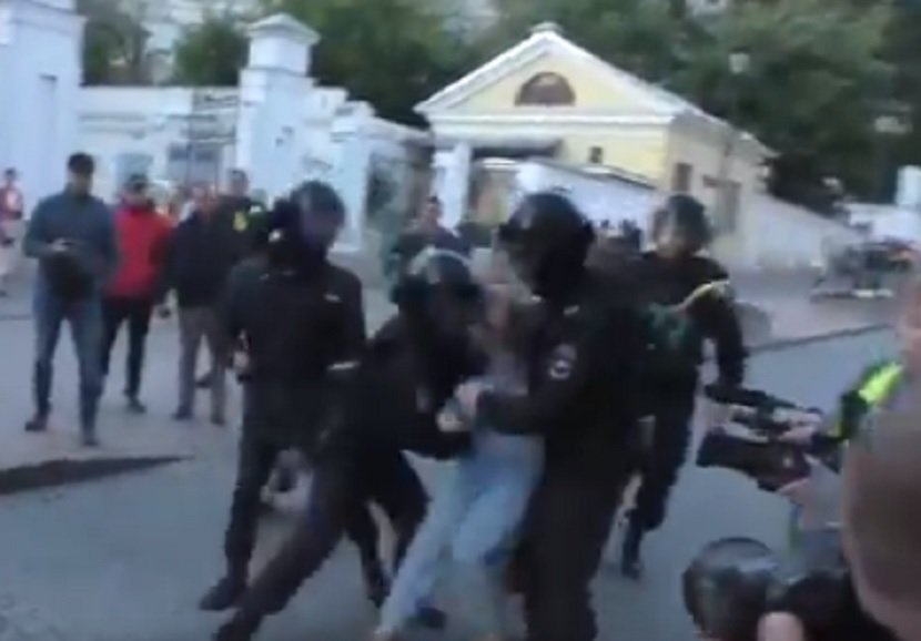 ruski policajac, udaranje, pesnica, devojka, demonstracije