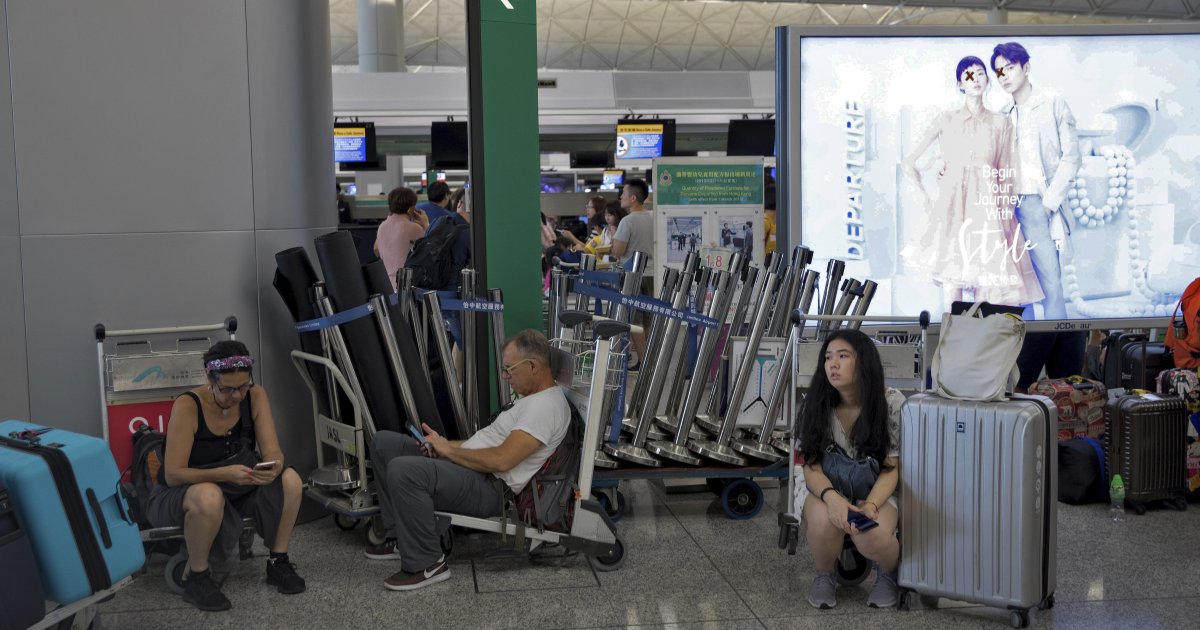 VIDEO FROM HONG KONG British man smashed 10 check-in counters with a bar: You won't believe why he was arrested