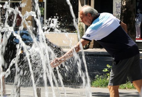 Vrućina, topao sunčan dan, rashlađivanje, voda za piće