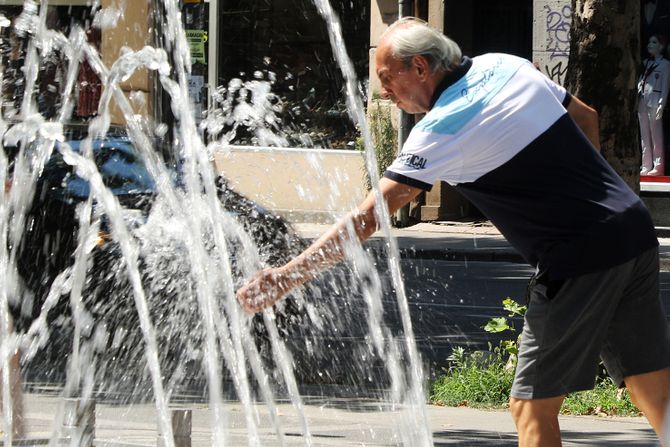 Vrućina, topao sunčan dan, rashlađivanje, voda za piće