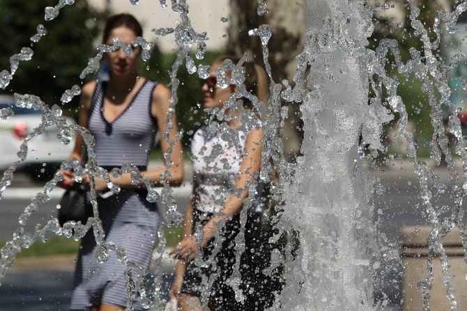 Vrućina, topao sunčan dan, rashlađivanje, voda za piće