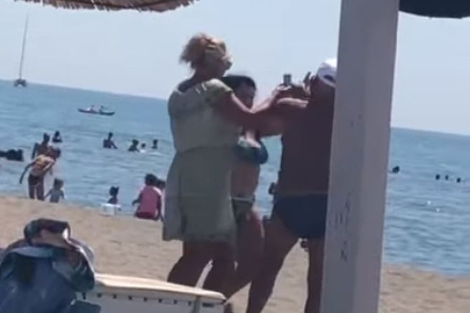 Tuča na plaži u Ulcinju