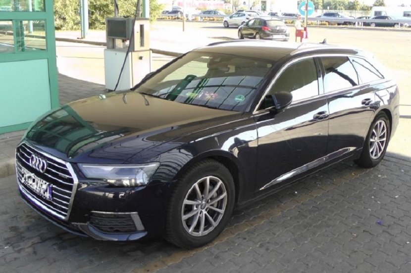 Audi zaplenjen na prelazu Reske