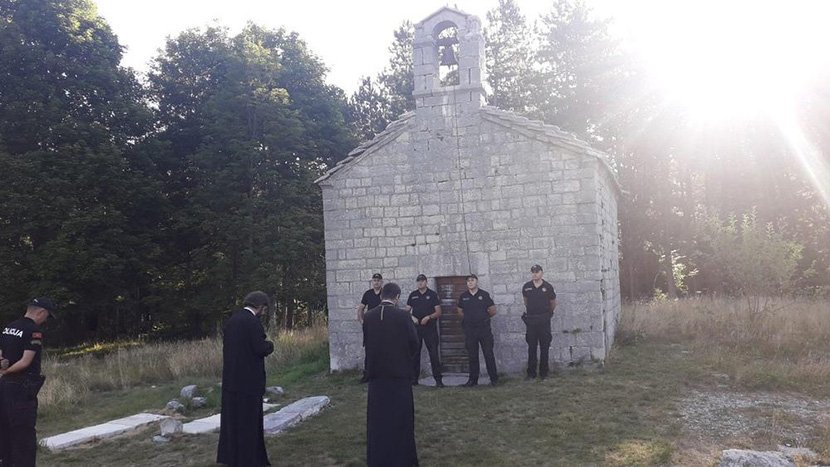 OPSADA CRKVE NA PREOBRAŽENJE: Više od 15 policajaca i interventna vozila zabranili sveštenicima da služe liturgiju na Ivanovim Koritima!