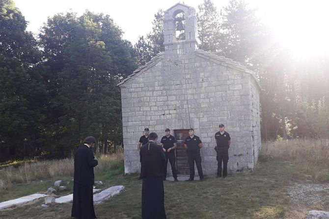 OPSADA CRKVE NA PREOBRAŽENJE: Više od 15 policajaca i interventna vozila zabranili sveštenicima da služe liturgiju na Ivanovim Koritima!