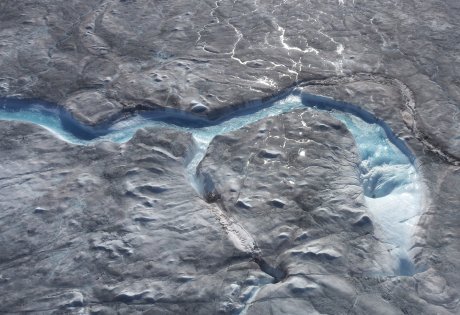 Usled topljenja leda formiraju se reke na ledenoj površini zapadnog Grenlanda i ulivaju se kroz mulinske rupe u okean.