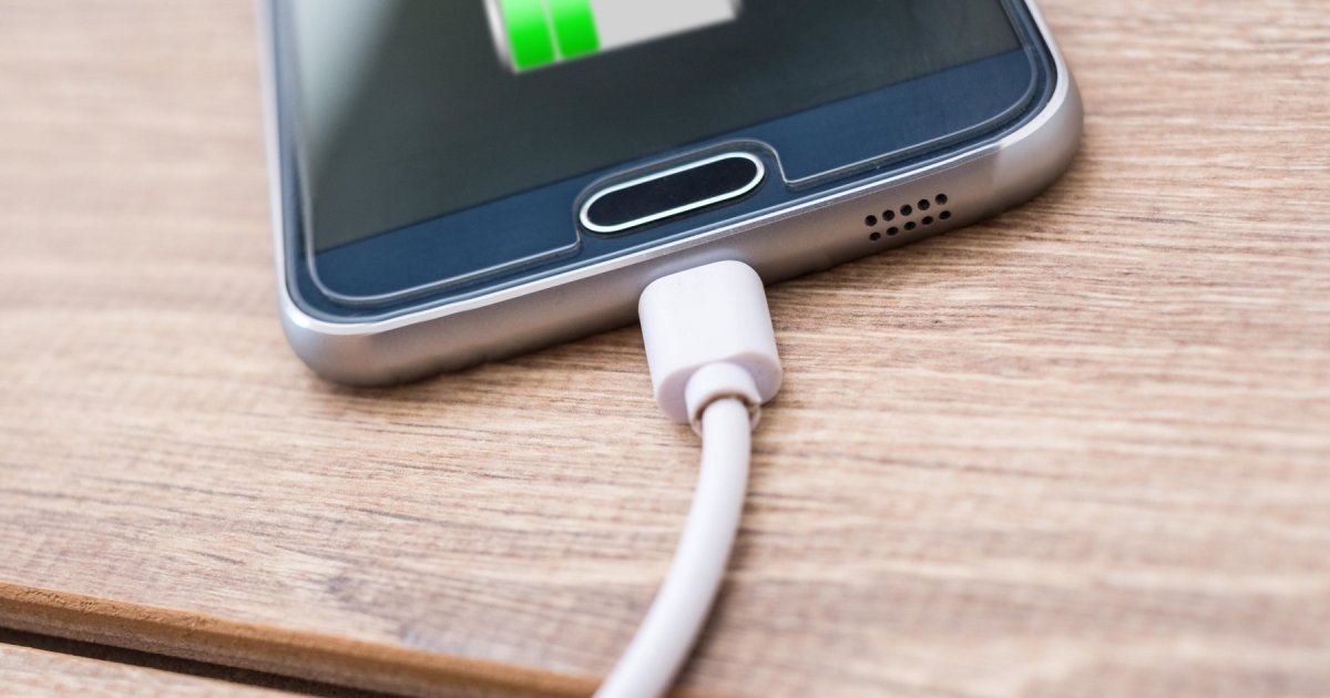 Is Your Phone Charging Only at a Specific Angle? Don't Go to a Service Center, You'll Solve the Problem in 10 Seconds