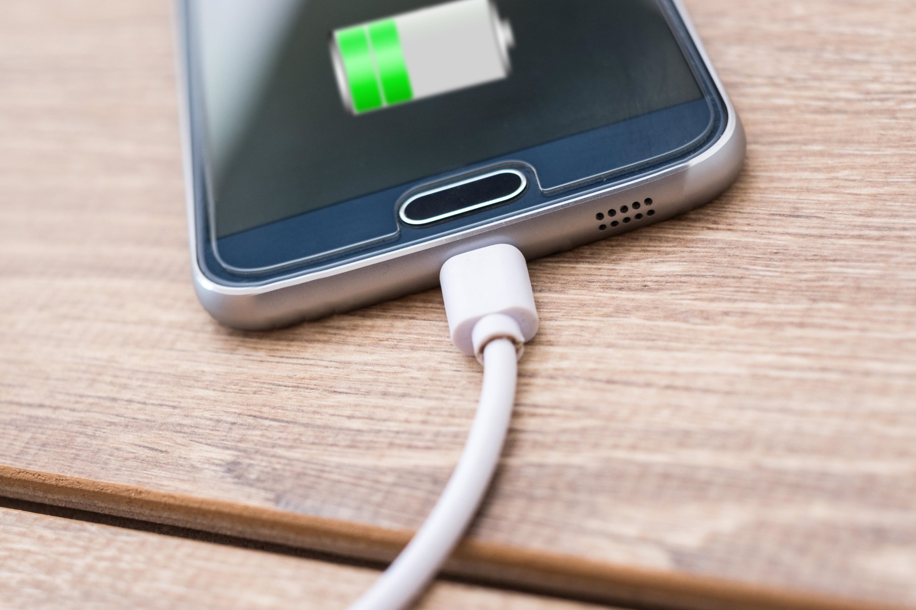Vaš telefon se puni samo pod određenim uglom? Ne idite u servis, rešićete problem za 10 sekundi