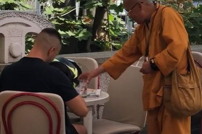 budistički monah u sarajevu budistički monah u sarajevu