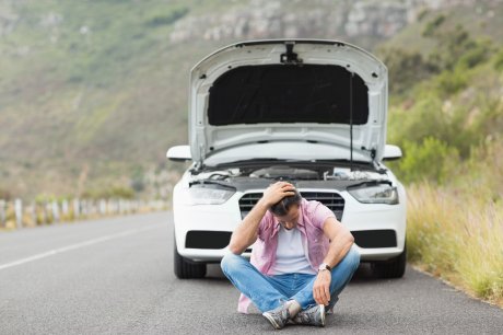 Pokvaren automobil na putu, auto, kvar Pokvaren automobil na putu, auto, kvar