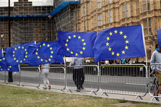 EU zastave, britanski parlament