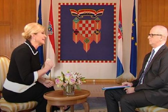 Kolinda udara pesnicom o sto