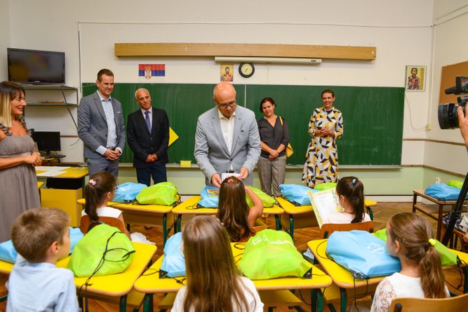 Miloš Vučević, Novi Sad, gradonačelnik Novog Sada đaci prvaci, prijem prvaka OŠ Ivo Lola Ribar