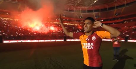 Falkao doček na stadionu Galatasaraja Falkao doček na stadionu Galatasaraja