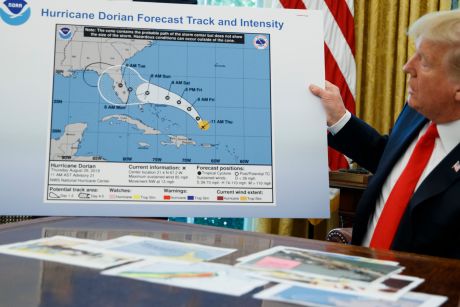 Tramp pokazuje mapu Dorijana