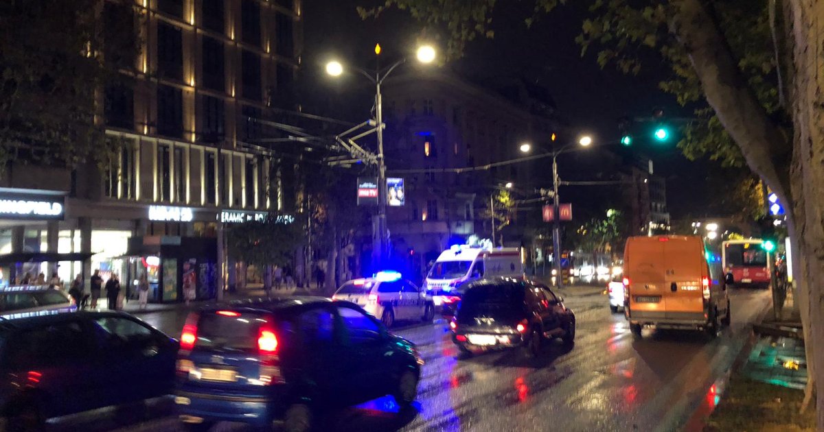 Drama in Zemun: Woman lies motionless in the middle of the road, citizens rushed to help
