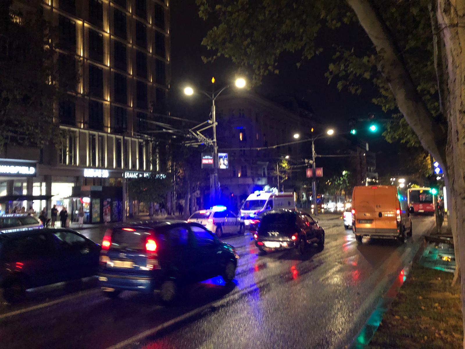 Drama u Zemunu: Žena nepomično leži na sred kolovoza, građani pritrčali u pomoć