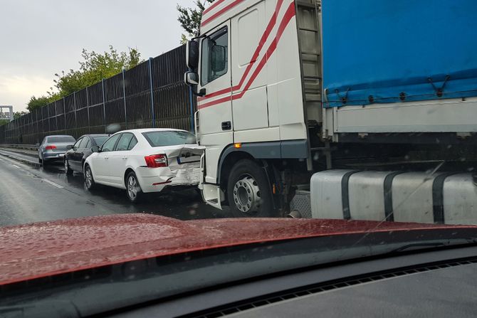 Kamion, saobracajna nesreca, lancani sudar Kamion, saobracajna nesreca, lancani sudar