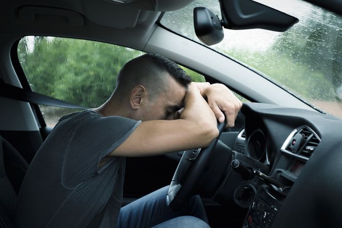 voznja, vozac, u automobilu, smorio se, kisa, voznja, vozac, u automobilu, smorio se, kisa,