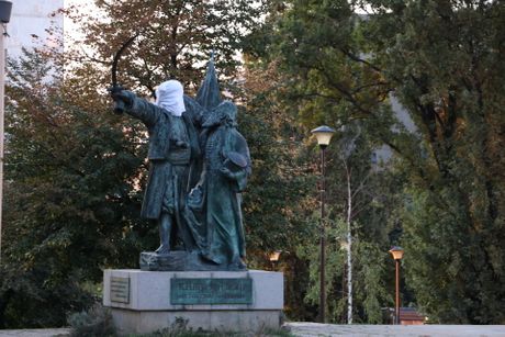 Spomenik knezu Milošu prekriven