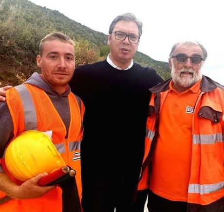 Aleksandar Vučić sa radnicima na putu