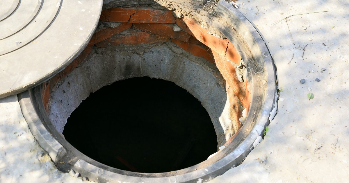Woman Exited Car and Fell Into Uncovered Manhole: There Was No Salvation, Tragedy on a Busy Street