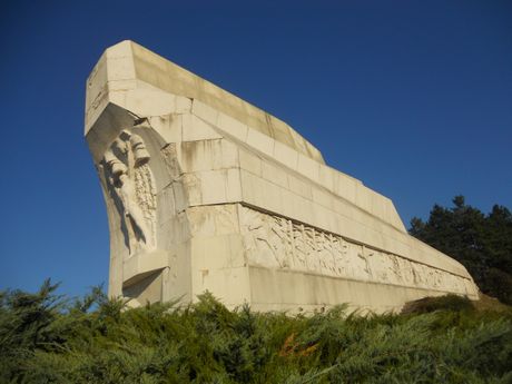 Banj Brdo, spomenik palim borcima Bosanske krajine