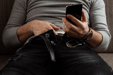 Slikanje penisa, manijak, pedofil, mobilni telefon Slikanje penisa, manijak, pedofil, mobilni telefon