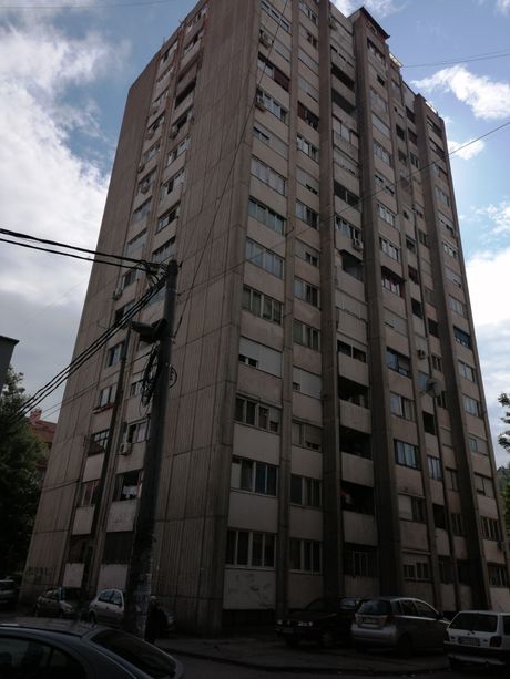 Niš, soliter sa kog je skočila baka Niš, soliter sa kog je skočila baka