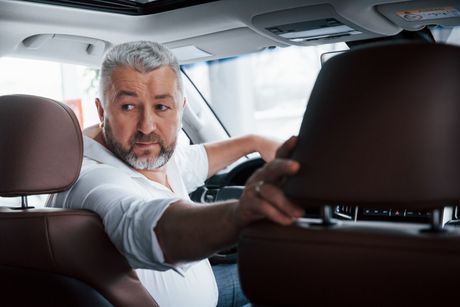 vozac, automobil, voznja u nazad, unazad, rikverc vozac, automobil, voznja u nazad, unazad, rikverc