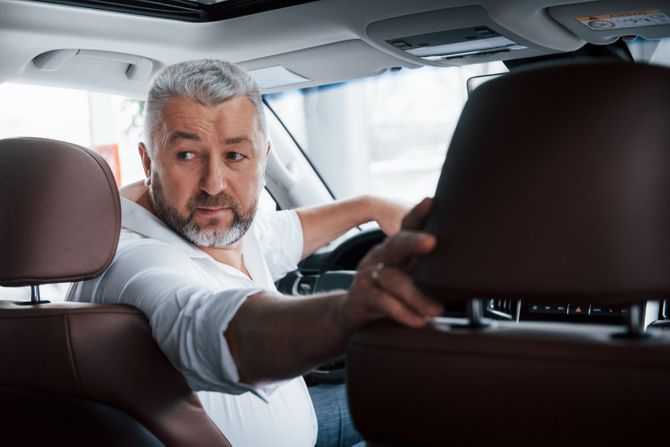 vozac, automobil, voznja u nazad, unazad, rikverc vozac, automobil, voznja u nazad, unazad, rikverc