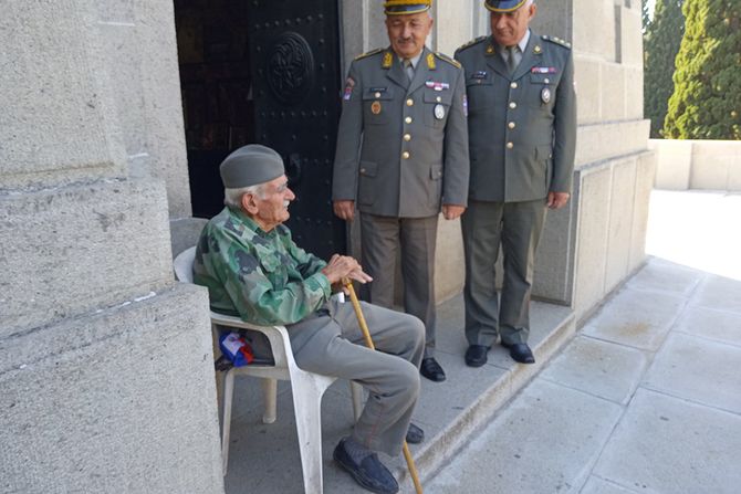 Deda Djordje, polaganje venca